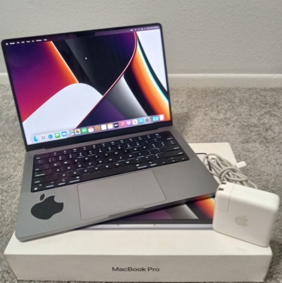 MACBOOK PRO - Picture 2 of 4